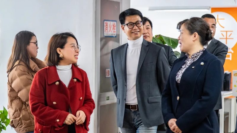 在接到活动策划代理公司的报价后，我们需要从以下几个方面进行评估：